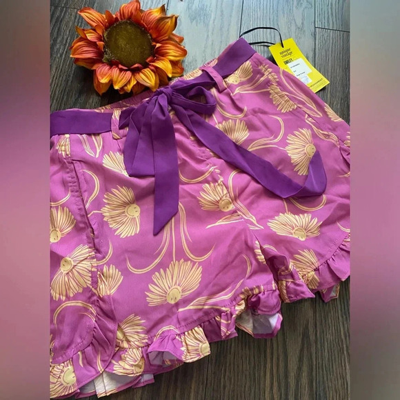 🦋B2G1🦋UNIQUE VINTAGE SMILEY Pink Floral Smiley Faced Belted Shorts NWT - Picture 3 of 8